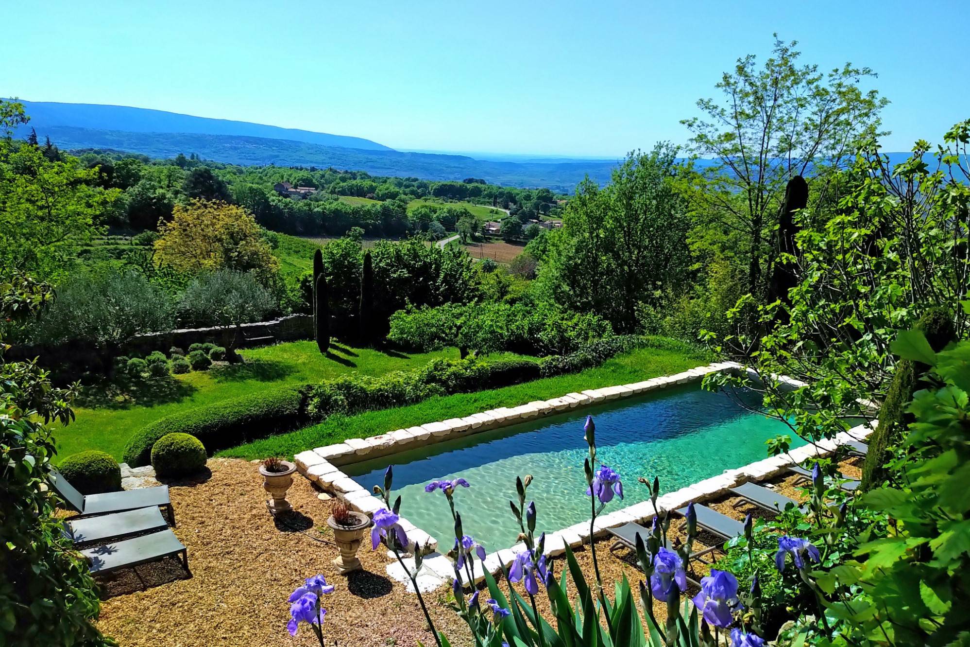 Bastide provençale avec piscine en position dominante