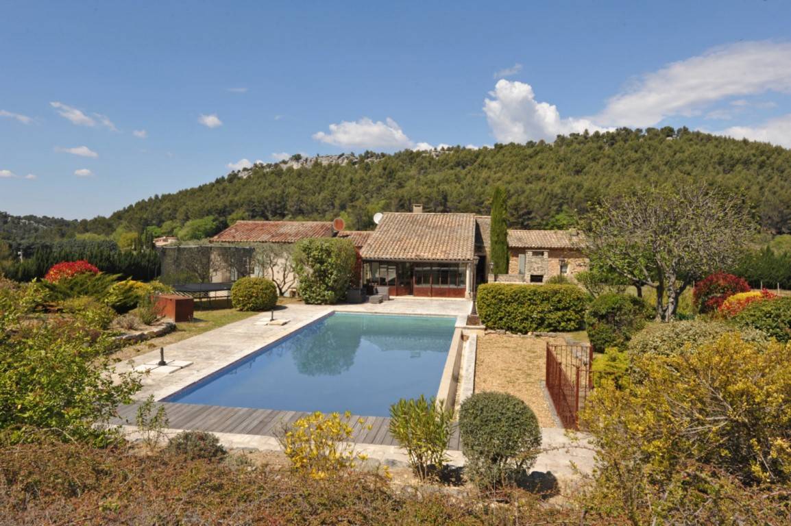 Grand mas XIXème proche d'un village classé du Luberon   