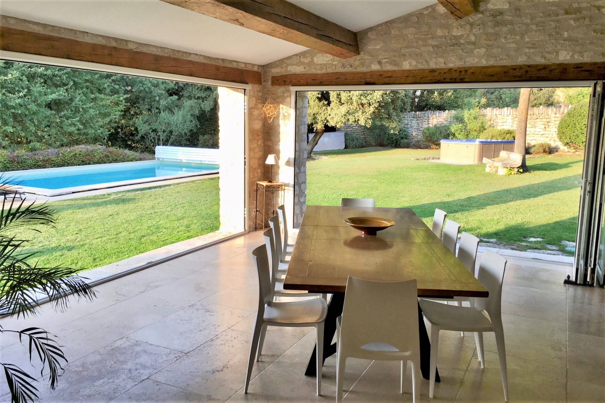 face au Luberon, mas ancien du XVIIIème restauré avec piscine    