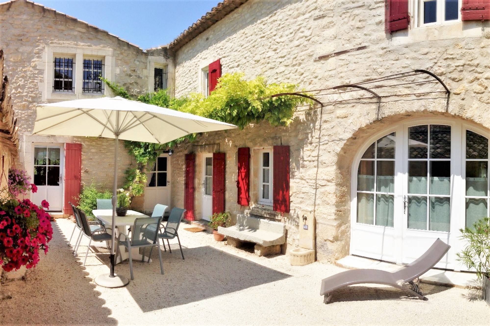 face au Luberon, mas ancien du XVIIIème restauré avec piscine    