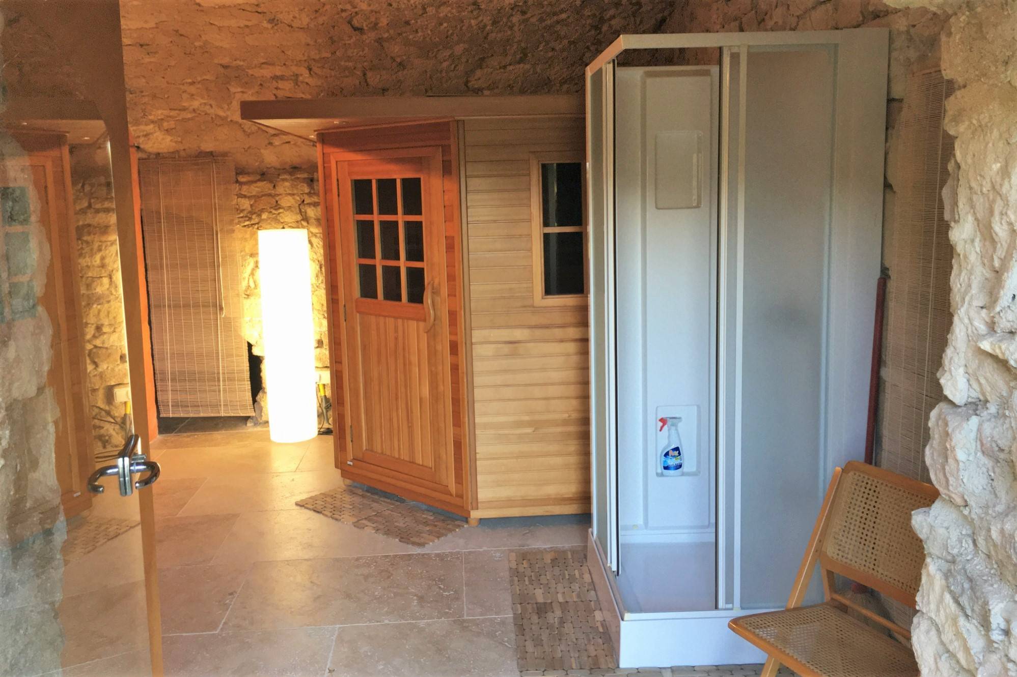 face au Luberon, mas ancien du XVIIIème restauré avec piscine    