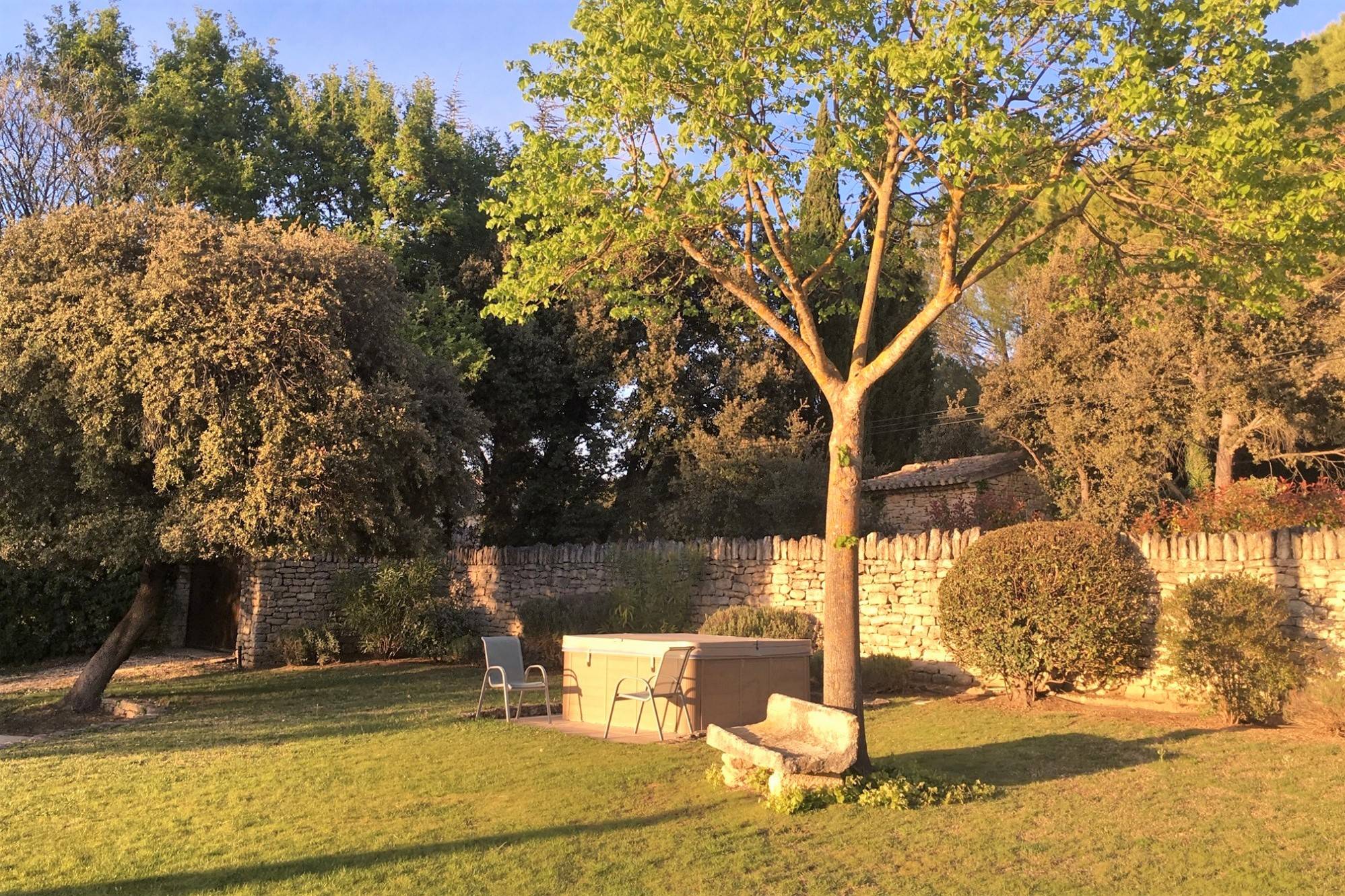 face au Luberon, mas ancien du XVIIIème restauré avec piscine    