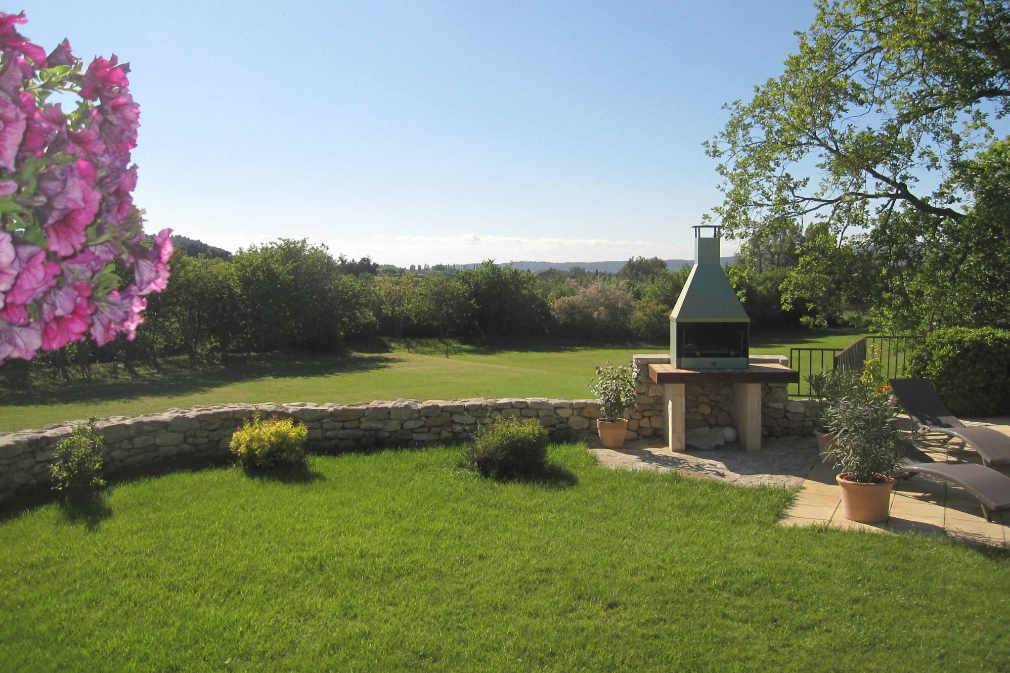 face au Luberon, mas ancien du XVIIIème restauré avec piscine    