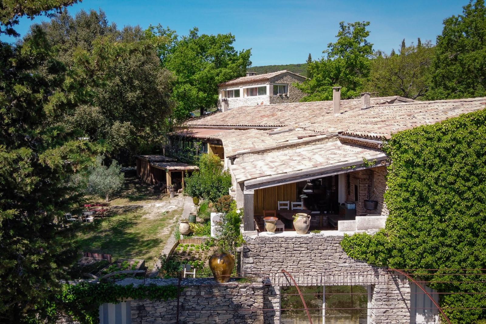 5mn de Gordes, grande propriété sur plus de 2 hectares   