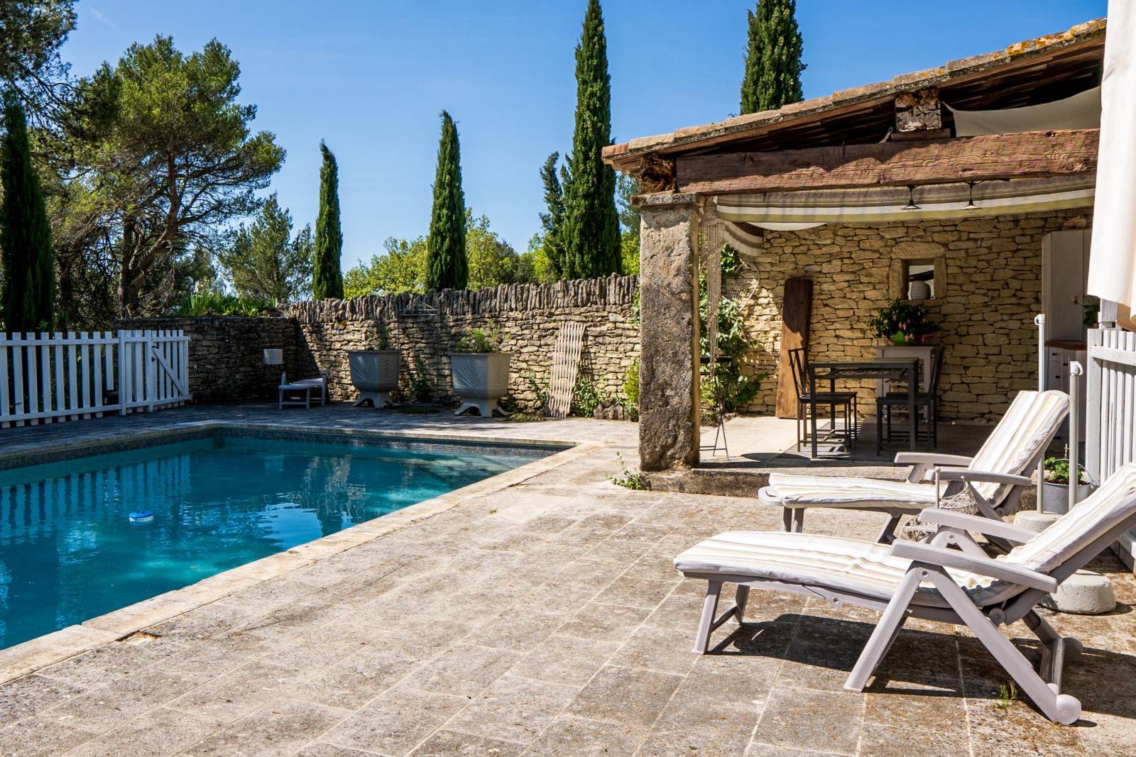 5mn de Gordes, grande propriété sur plus de 2 hectares   