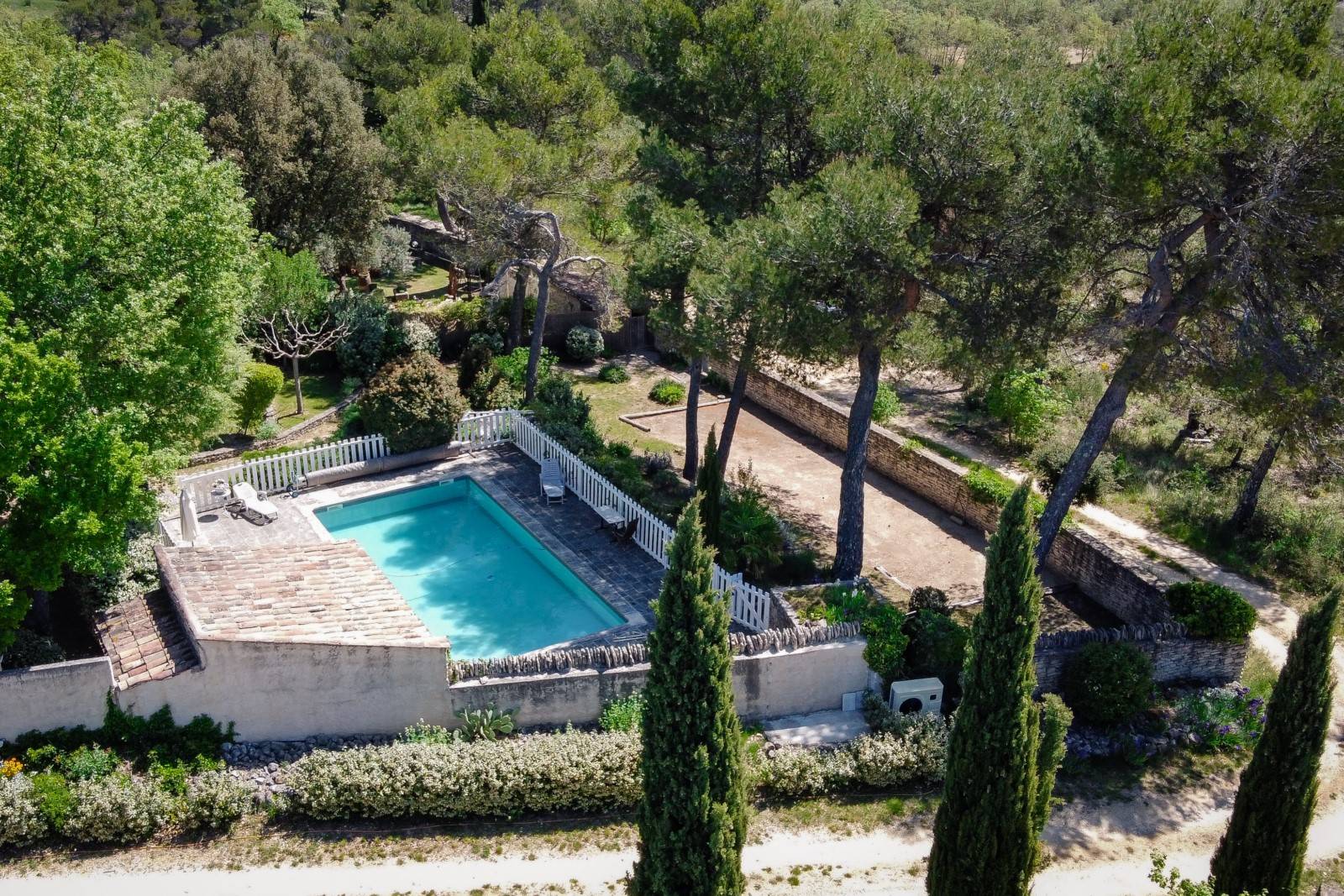 5mn de Gordes, grande propriété sur plus de 2 hectares   