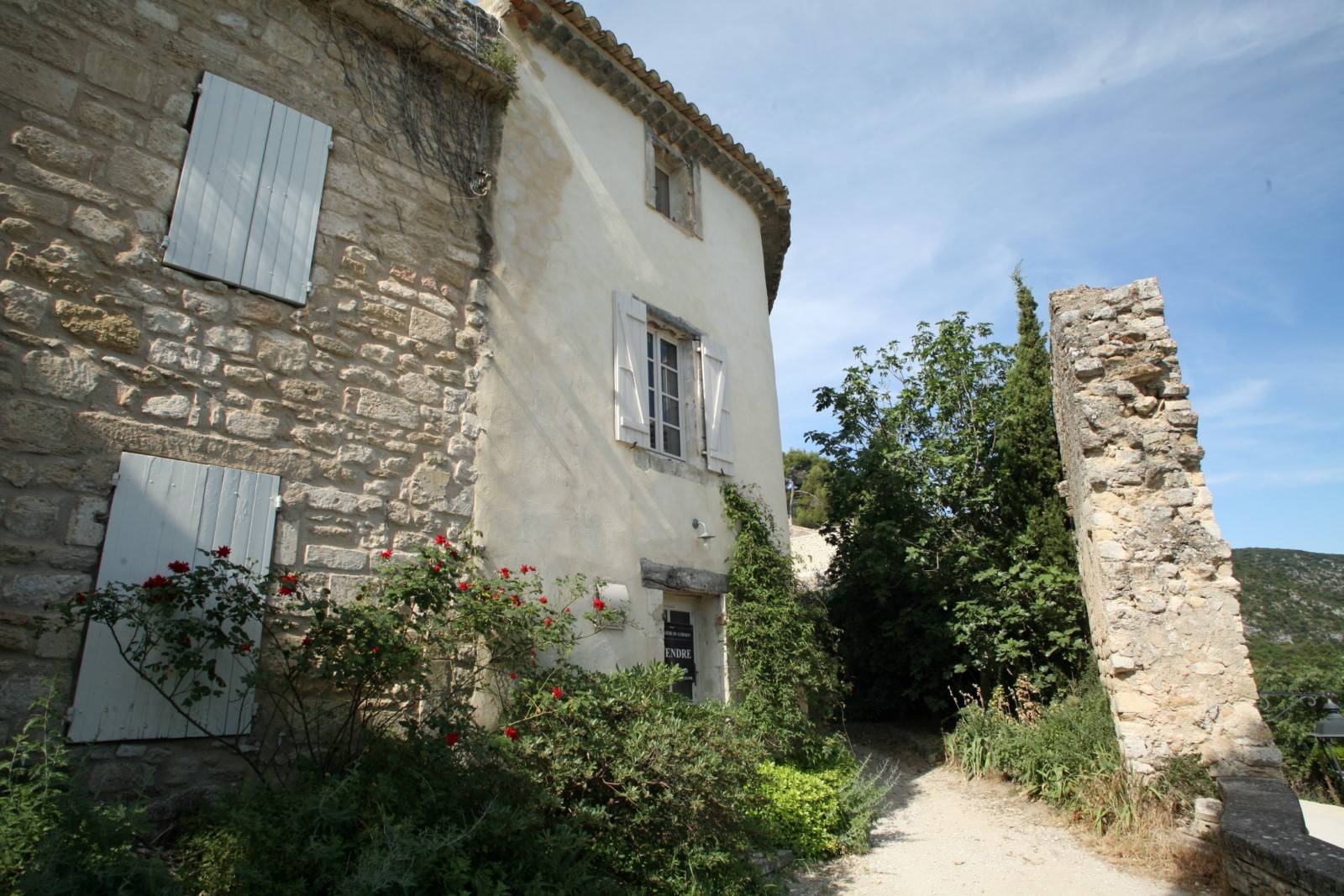 MAISON DE VILLAGE AVEC VUE EN PLEIN COEUR DU LUBERON   