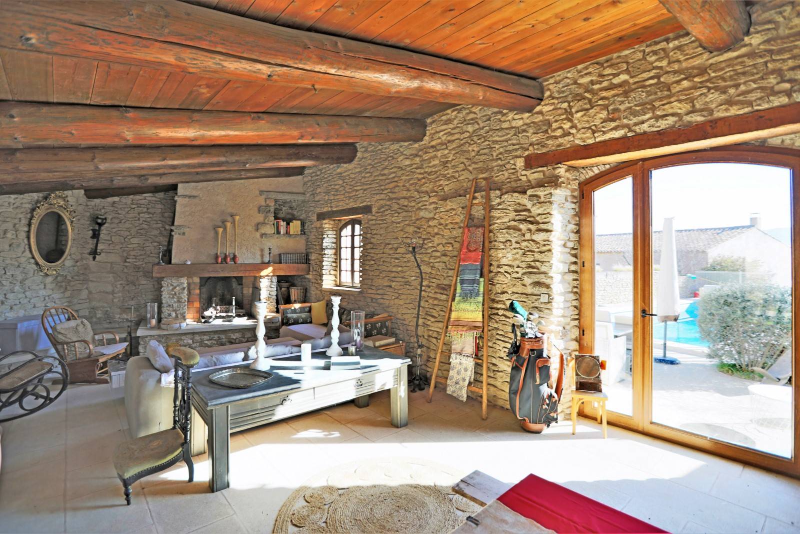 Luberon, mas XVIIème siècle au coeur du village avec jardin et piscine   