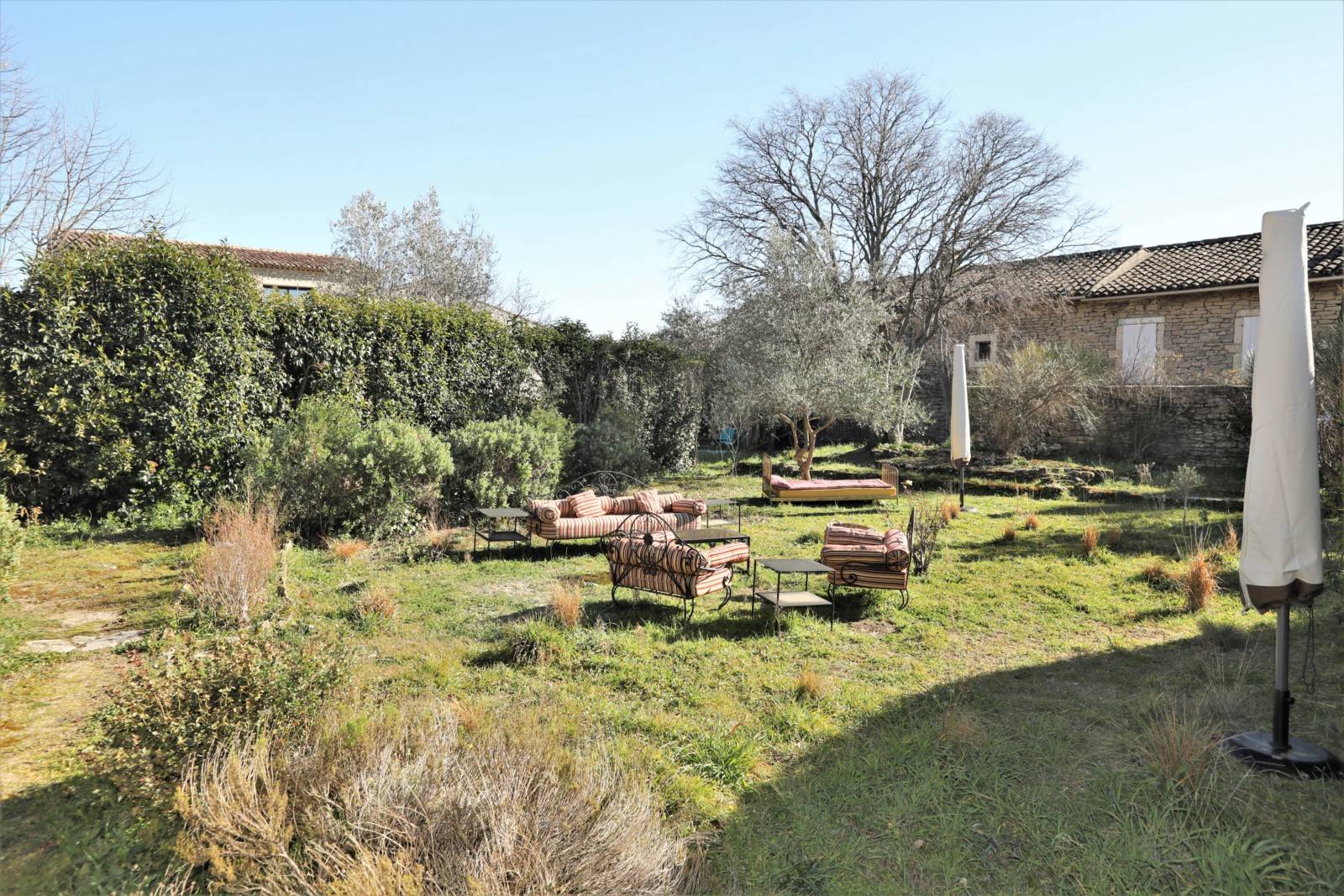 Luberon, mas XVIIème siècle au coeur du village avec jardin et piscine   
