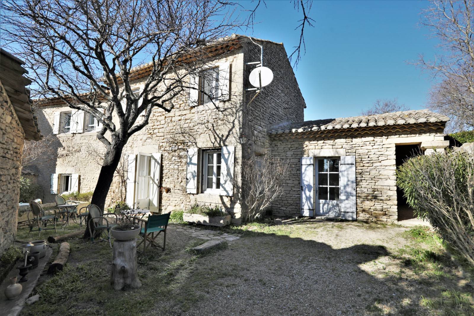 Luberon, mas XVIIème siècle au coeur du village avec jardin et piscine   
