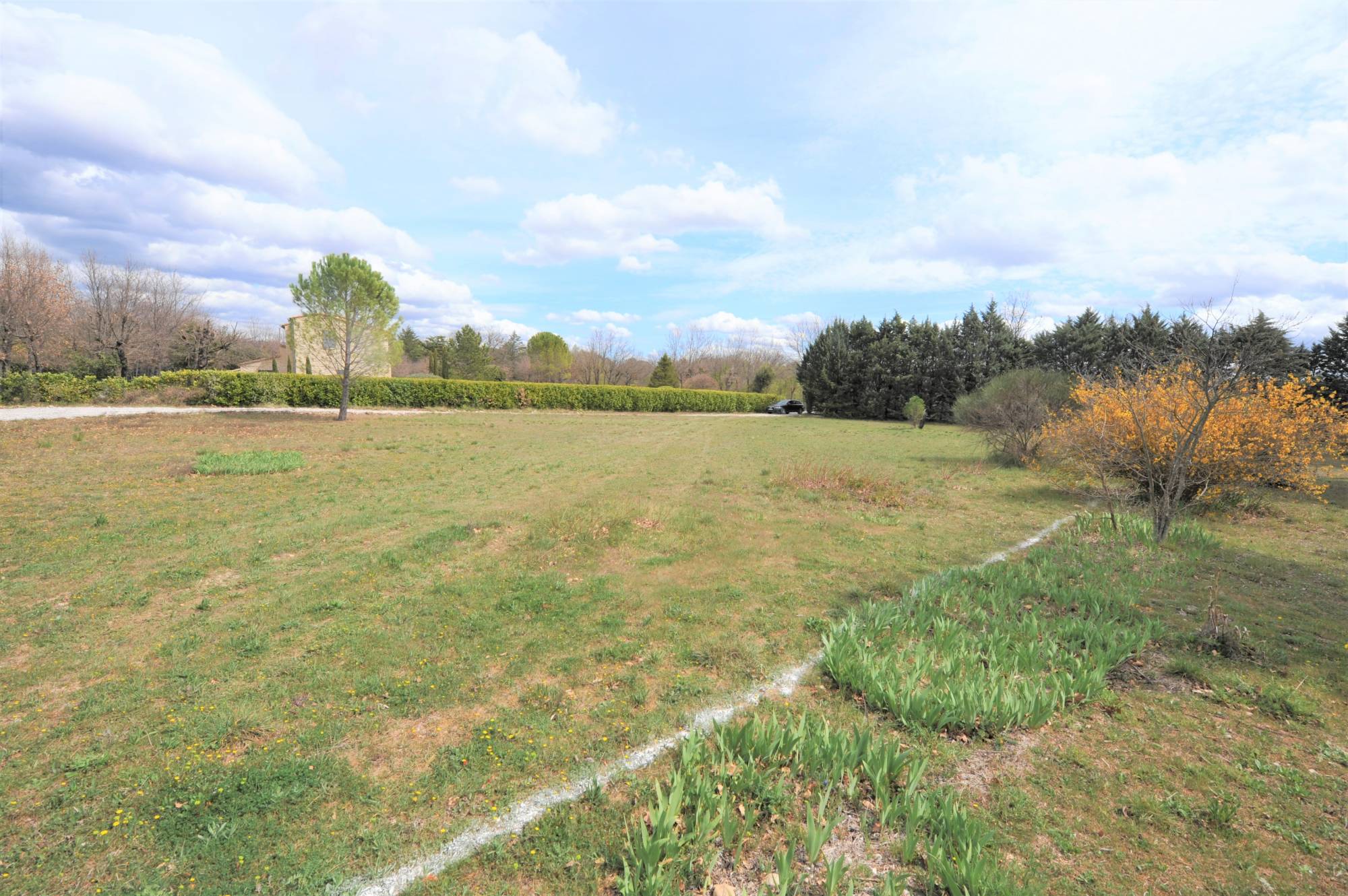 Exclusivité à Gordes, terrain à bâtir avec permis de construire   