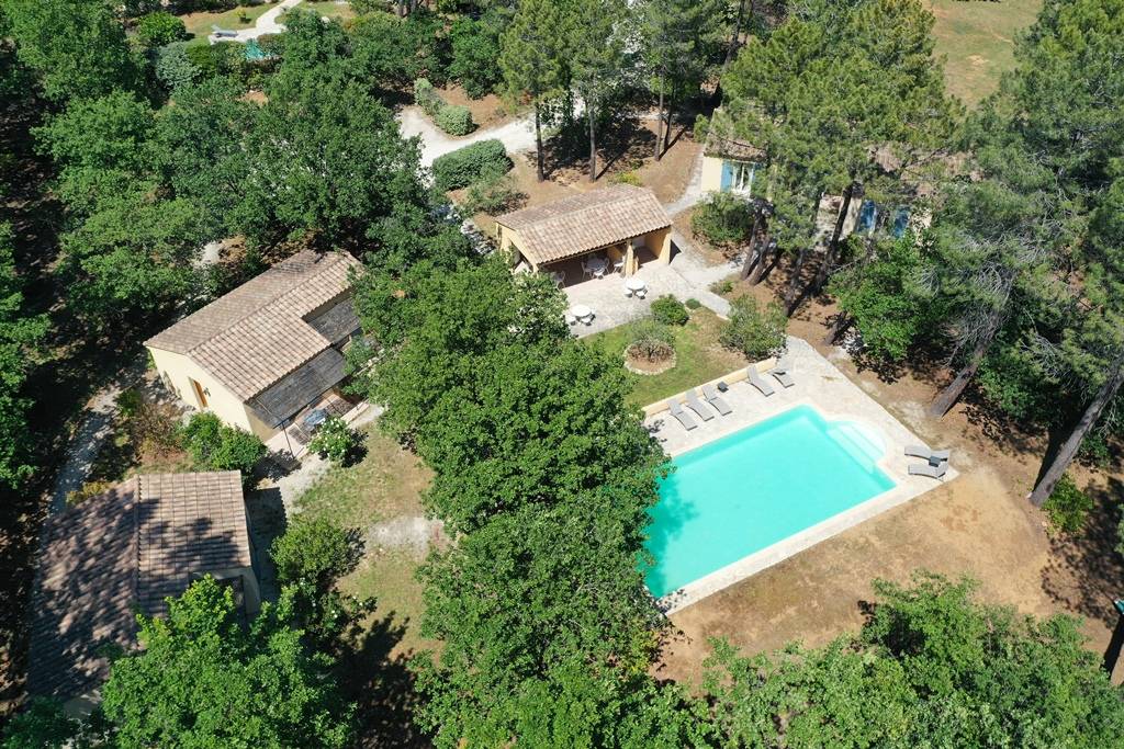 à Roussillon, maison avec dépendances et piscines proche du centre du village   