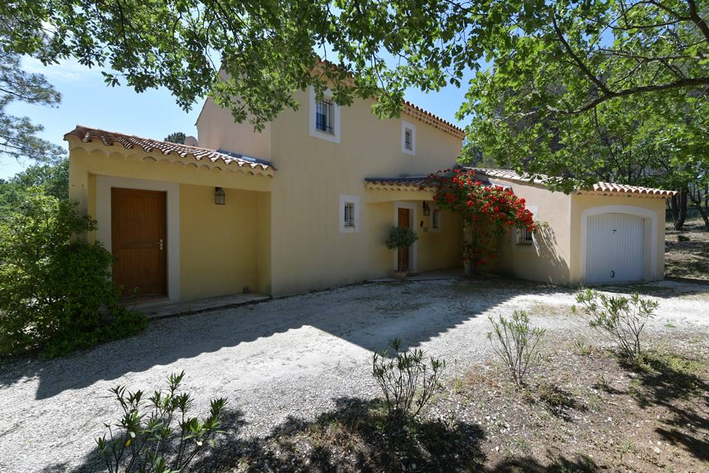à Roussillon, maison avec dépendances et piscines proche du centre du village   