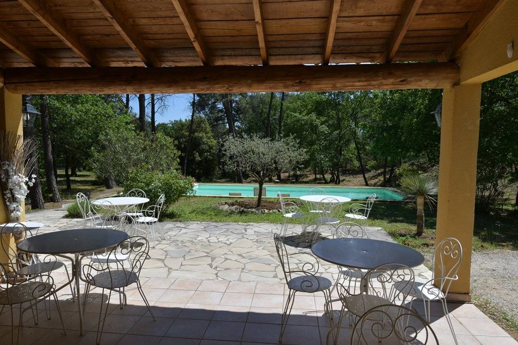 à Roussillon, maison avec dépendances et piscines proche du centre du village   