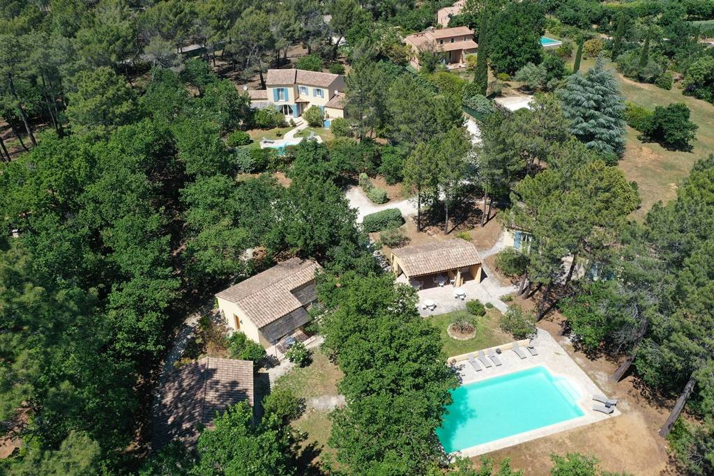 à Roussillon, maison avec dépendances et piscines proche du centre du village   