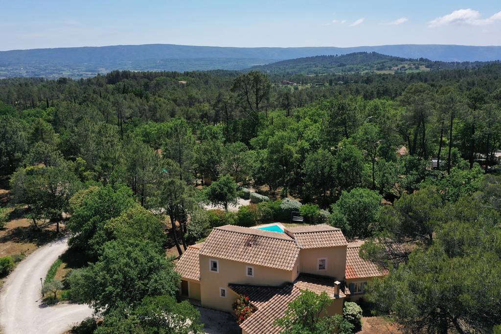 à Roussillon, maison avec dépendances et piscines proche du centre du village   