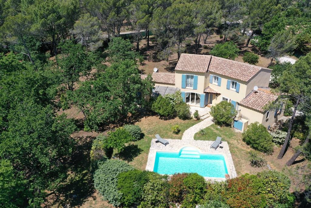 à Roussillon, maison avec dépendances et piscines proche du centre du village   