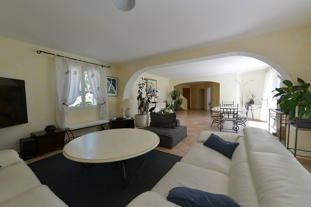 à Roussillon, maison avec dépendances et piscines proche du centre du village   