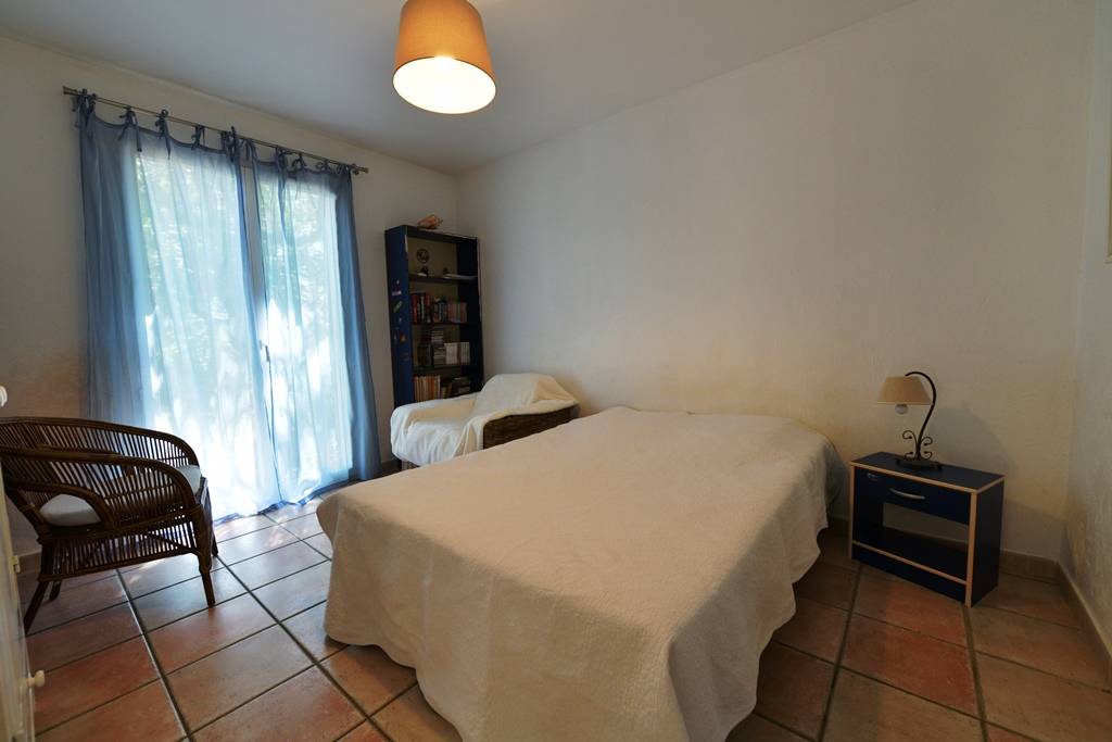 à Roussillon, maison avec dépendances et piscines proche du centre du village   