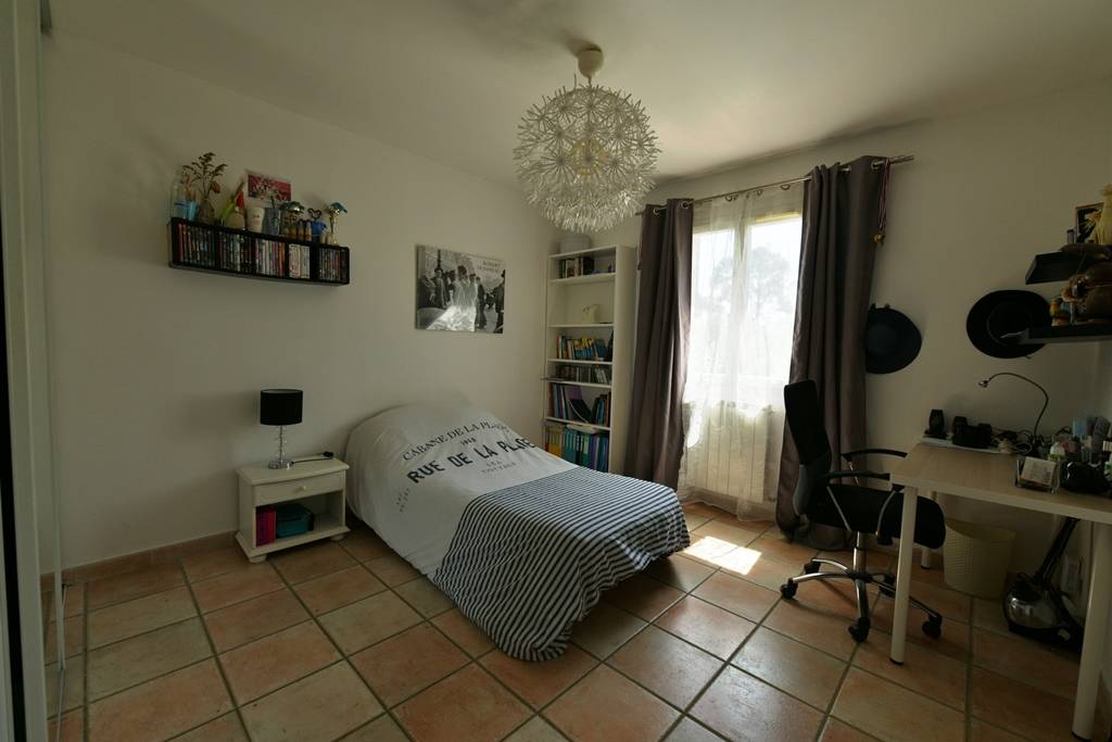 à Roussillon, maison avec dépendances et piscines proche du centre du village   