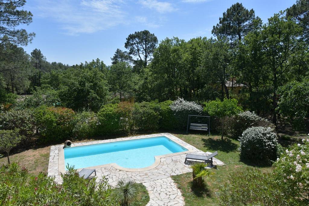 à Roussillon, maison avec dépendances et piscines proche du centre du village   