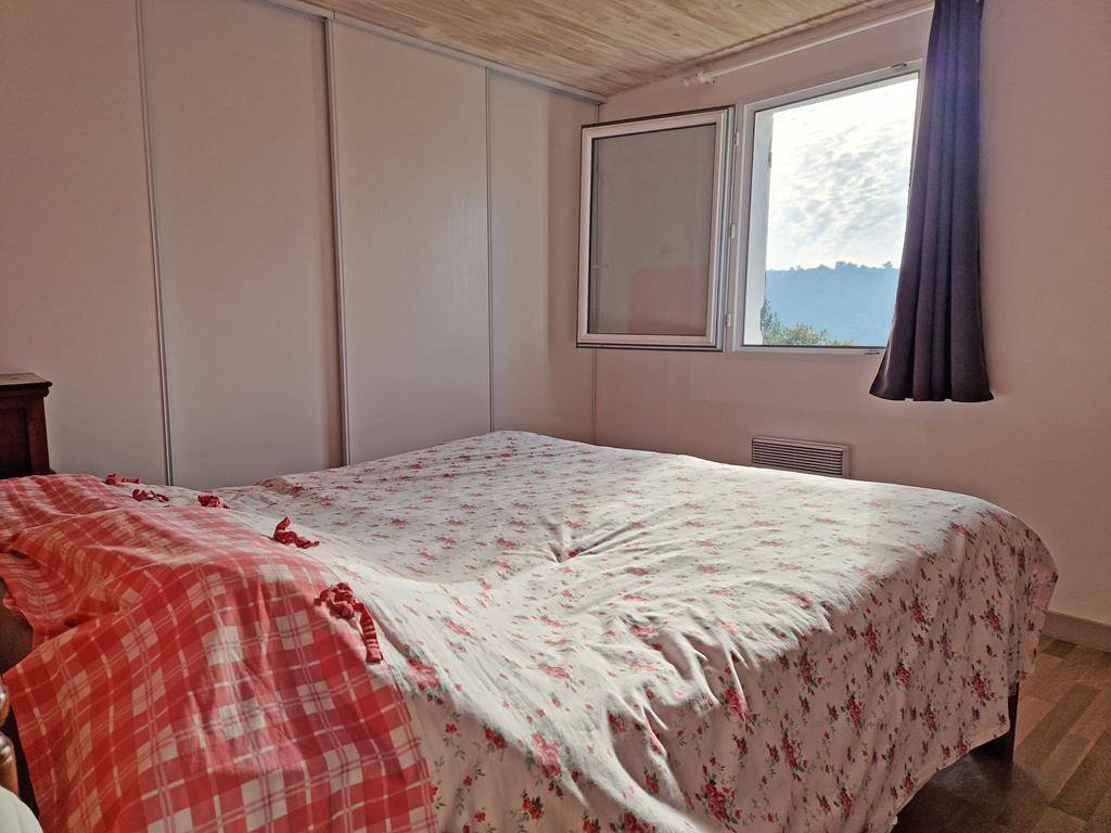 A LIOUX, MAISON TRADITIONNELLE AVEC VUE SUR LA FALAISE DE LA MADELEINE   