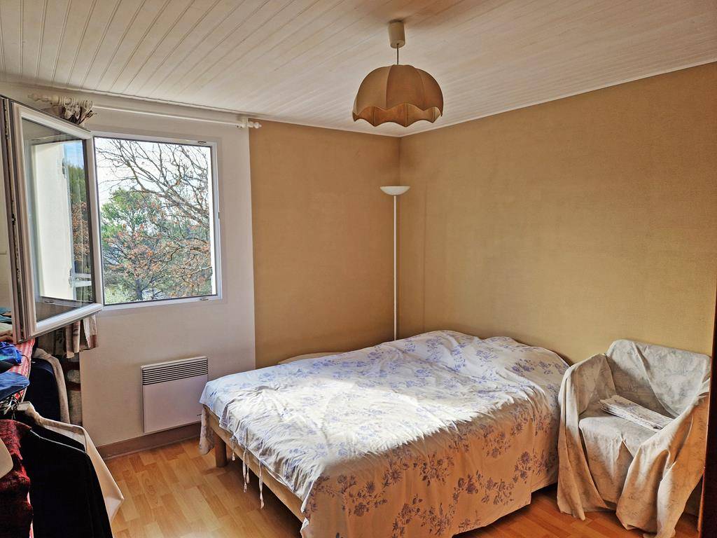 A LIOUX, MAISON TRADITIONNELLE AVEC VUE SUR LA FALAISE DE LA MADELEINE   