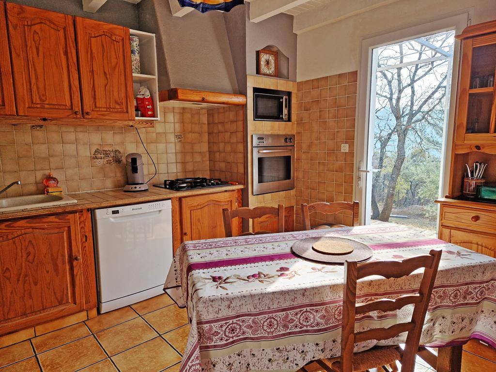 A LIOUX, MAISON TRADITIONNELLE AVEC VUE SUR LA FALAISE DE LA MADELEINE   
