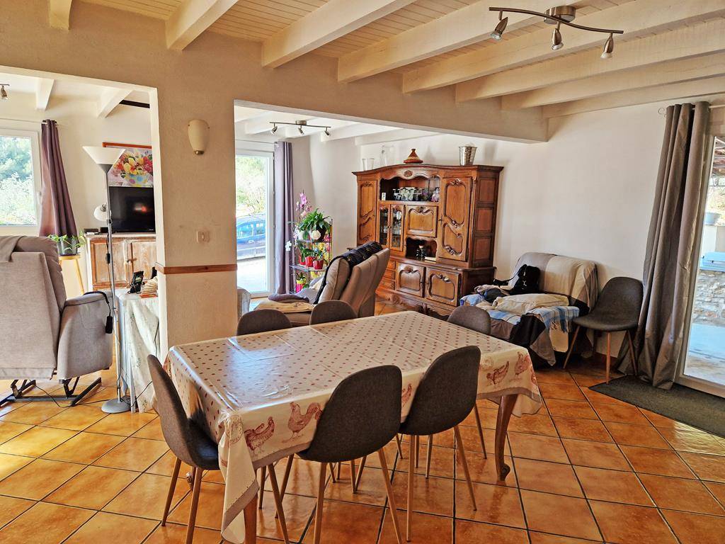 A LIOUX, MAISON TRADITIONNELLE AVEC VUE SUR LA FALAISE DE LA MADELEINE   