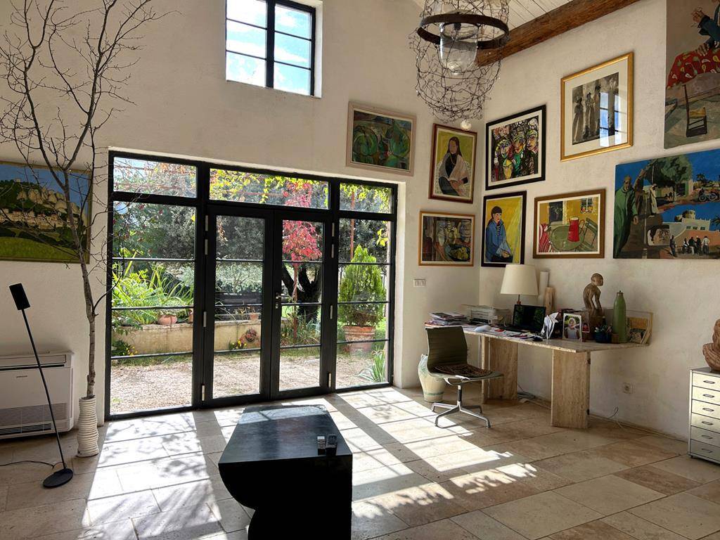 Maison de charme aux lignes contemporaines avec jardin luxuriant et bassin   
