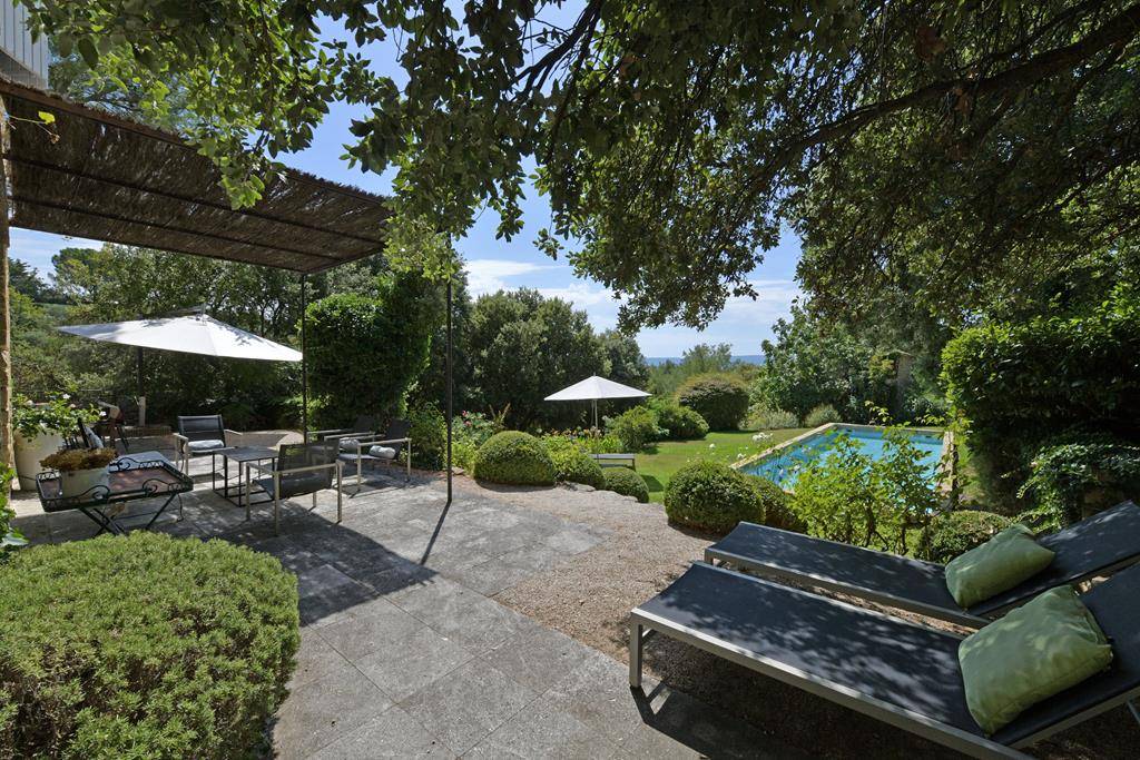Terrasse dominant le jardin paysager