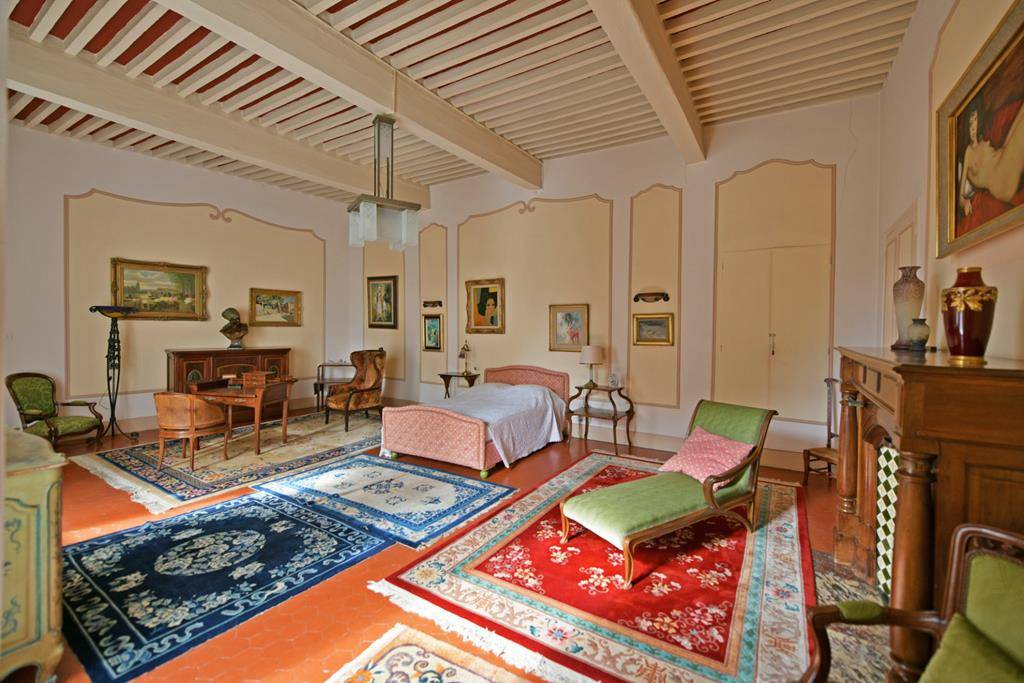 A la vente, élégant hôtel particulier Renaissance à rénover avec jardin, annexes et appartements indépendants au centre de l'Isle-sur-la-Sorgue.