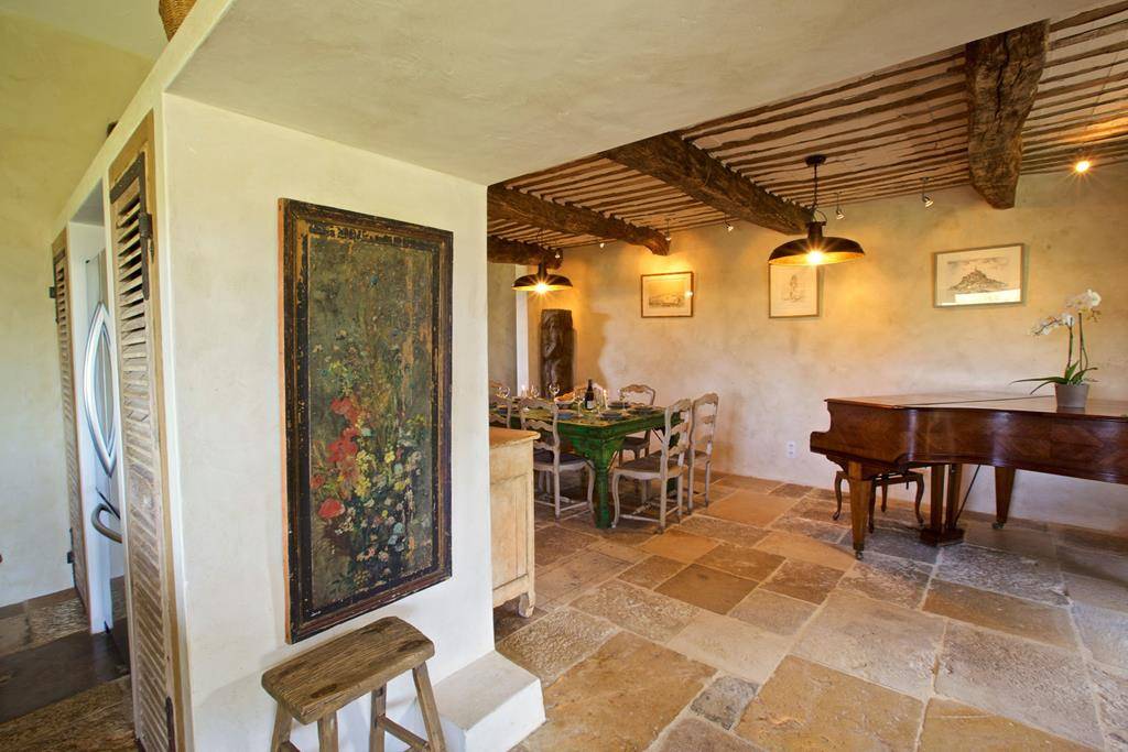 GORDES, SUPERBE PROPRIÉTÉ DE PRESQUE 2,5 HECTARES AU GRAND CALME   