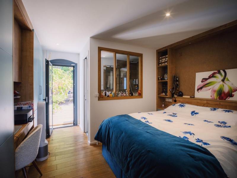 BIEN VENDU - Proche de Gordes, maison de hameau avec mitoyenneté, parfaitement restaurée avec jardin en restanques, piscine et parking.