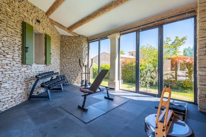 A quelques minutes du centre du village de Gordes, maison en pierres, rénovée, avec piscine dans un quartier calme.