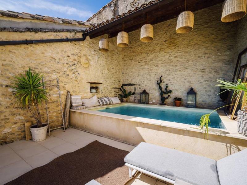 Maison du XIXᵉ siècle restaurée en plein cœur d'un hameau de Gordes offrant charme et confort moderne.