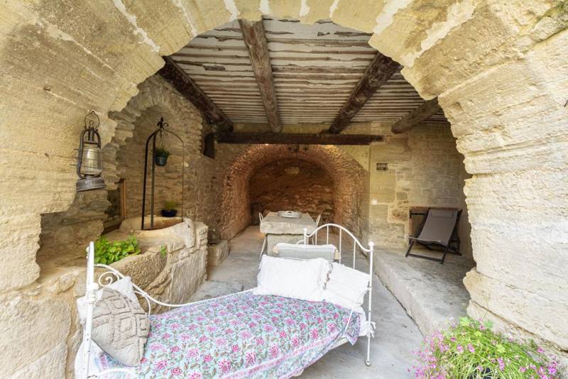 Maison de caractère de près de 320 m² avec cour intérieure, piscine et appartement indépendant de près de 135 m2 à Lagnes.