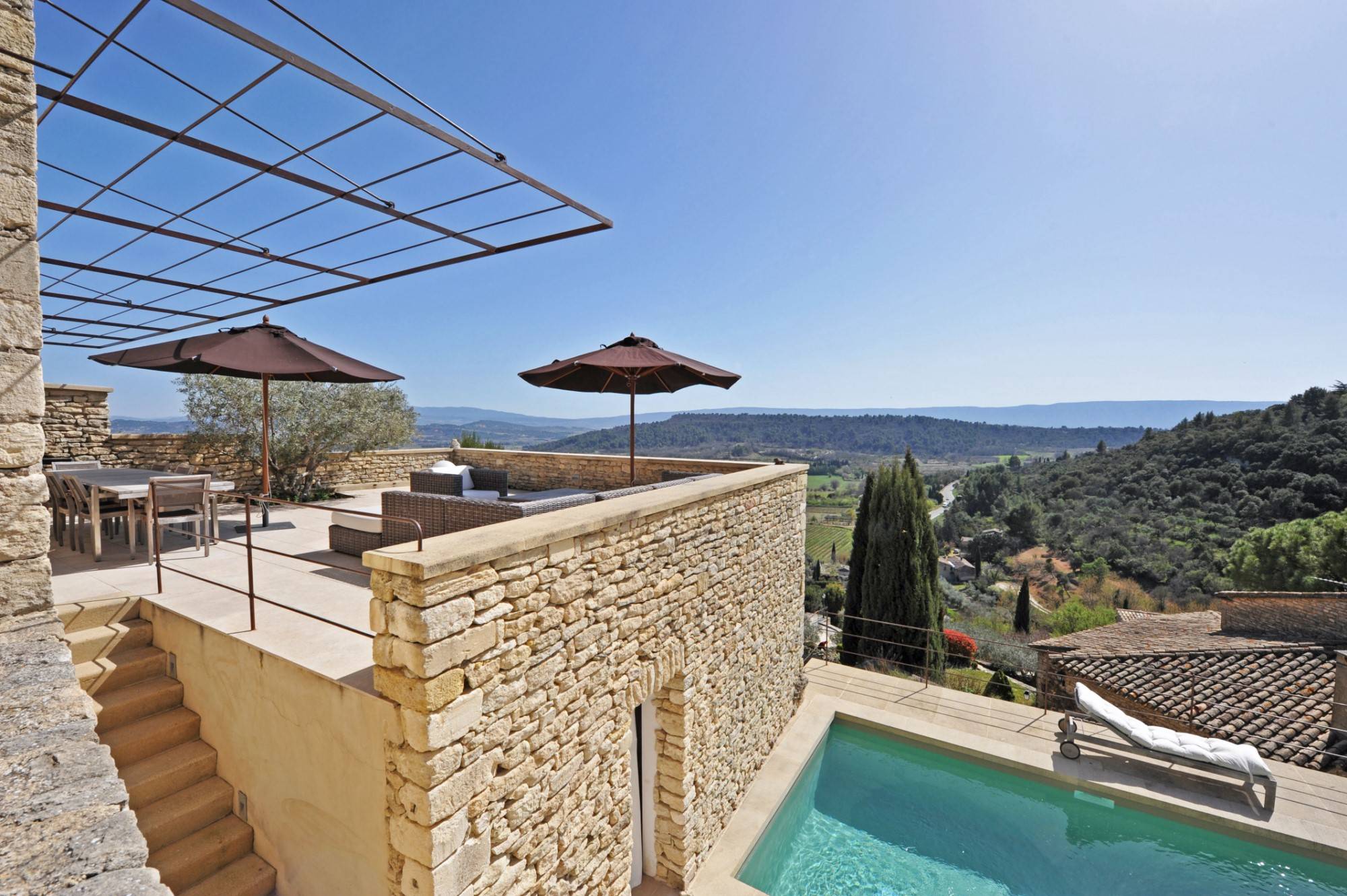 Gordes, dans le village et face à la vallée   