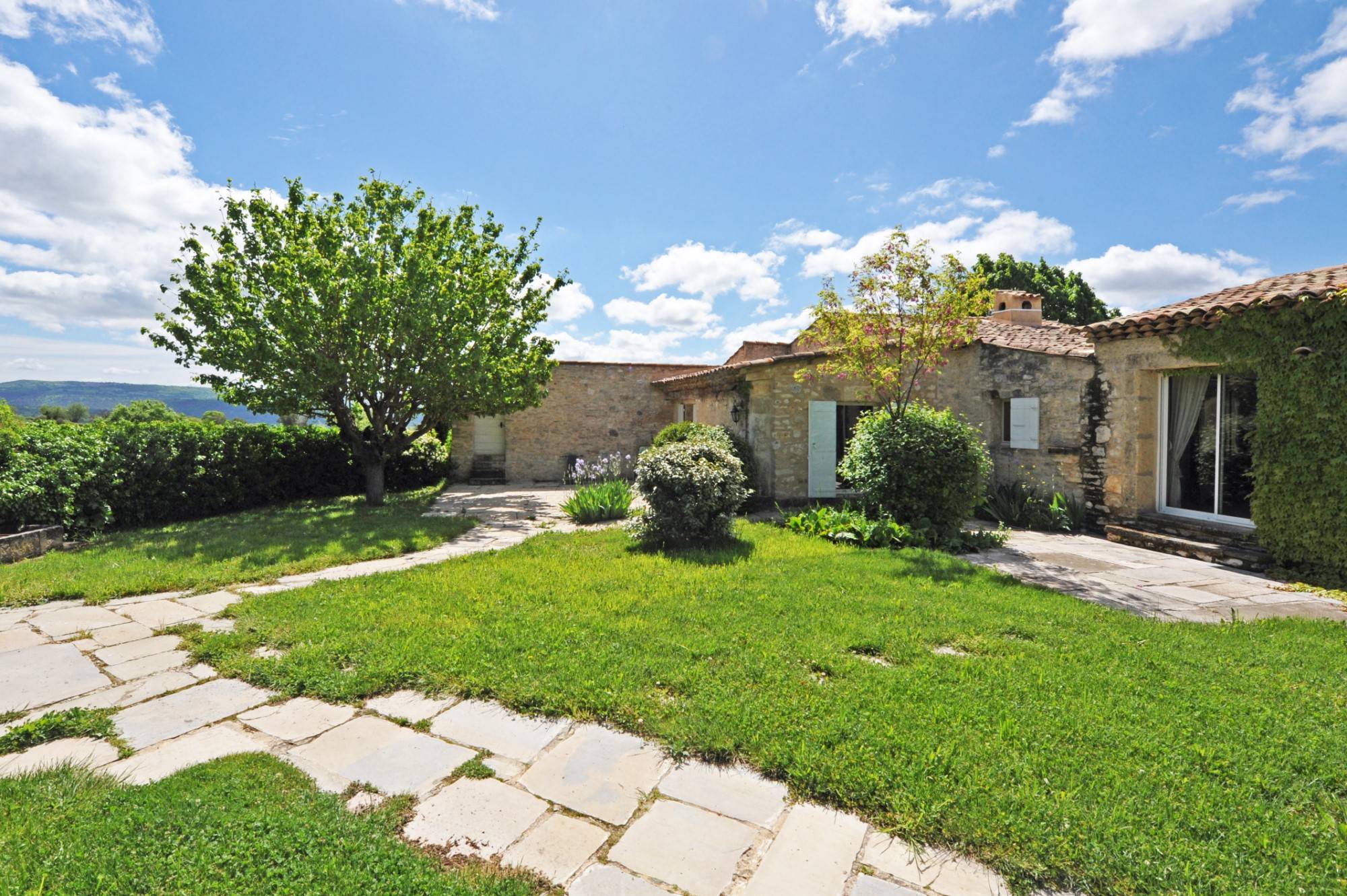 Luberon, propriété de famille avec dépendances et piscine   