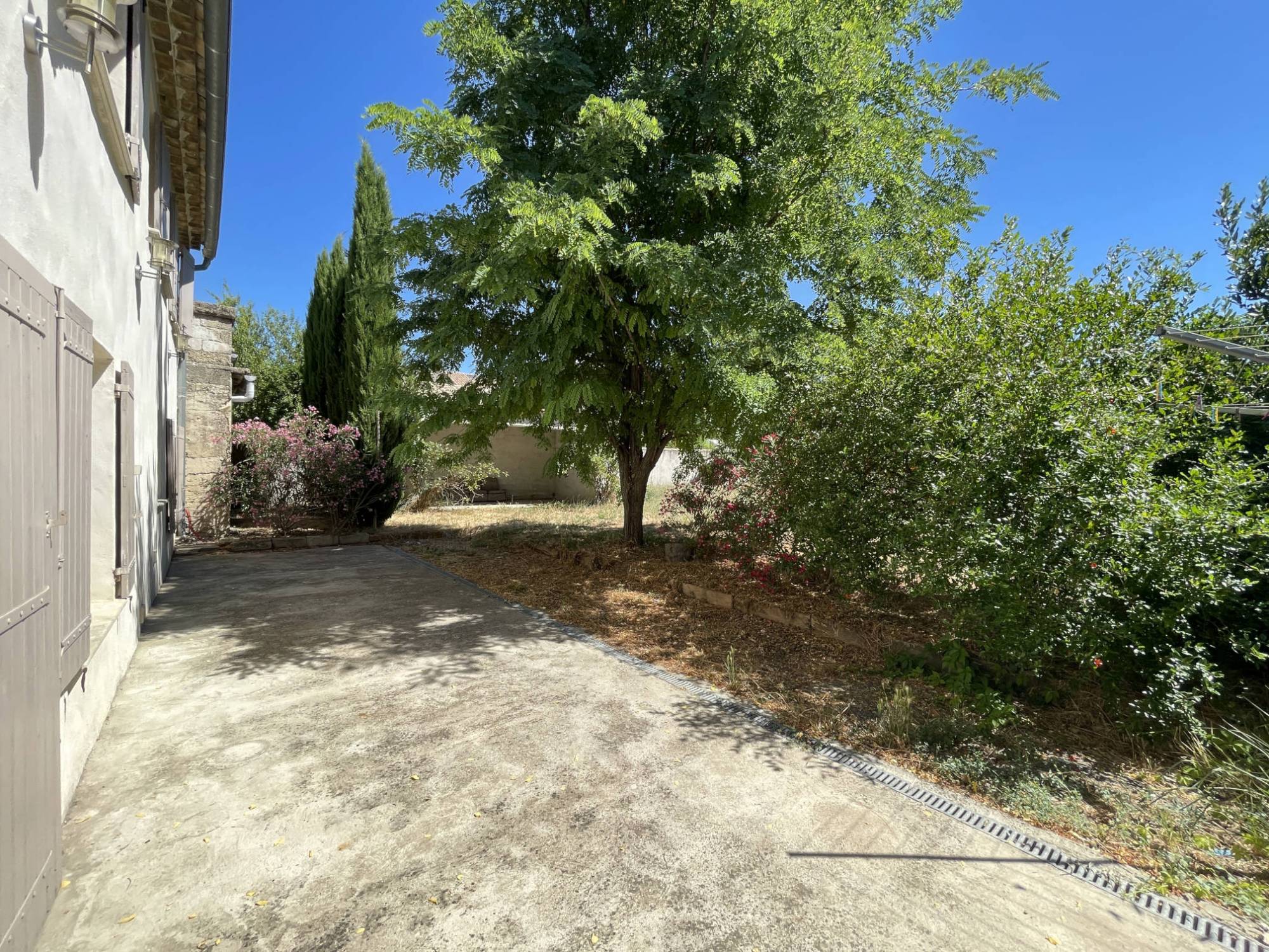 proche de Gigondas, spacieuse maison de village avec cour et grand jardin   