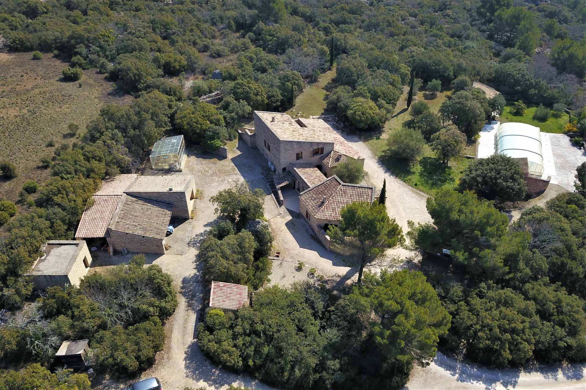 Superbe propriété sur plus de 4,3 hectares en campagne de Gordes   