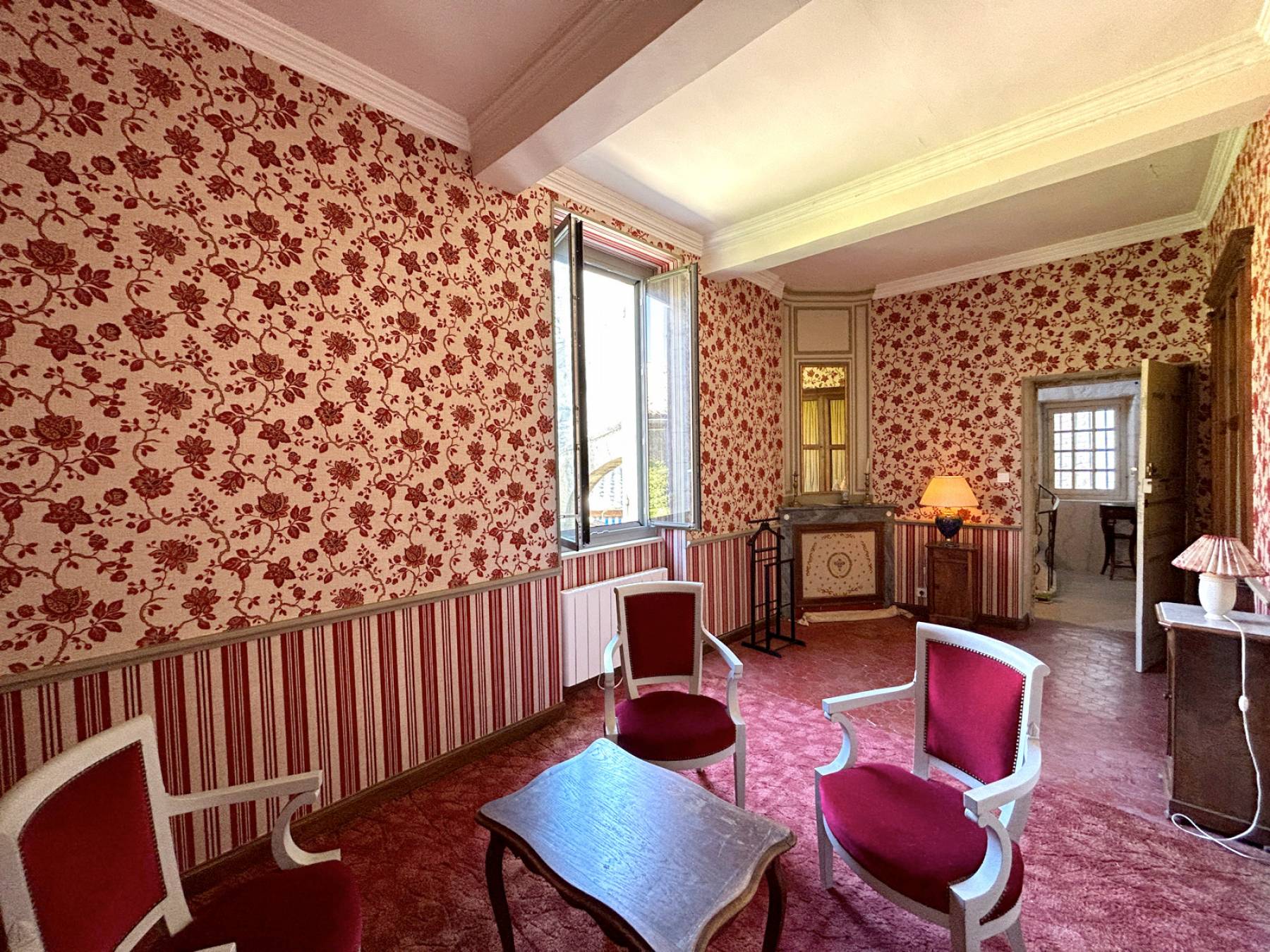 RARE : Maison de maître XVIIème siècle avec jardin et dépendances au cœur du village de Saint-Geniès-de-Comolas   