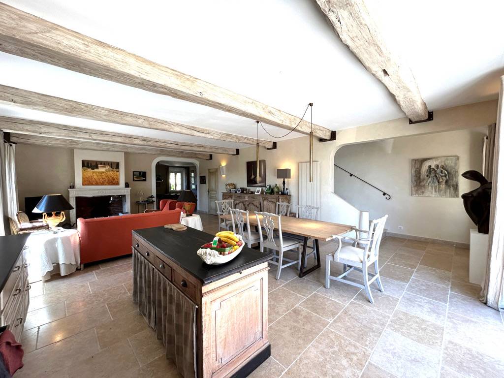 PROPRIETE EN POSITION DOMINANTE DE 290 m² AVEC JARDIN ET PISCINE    