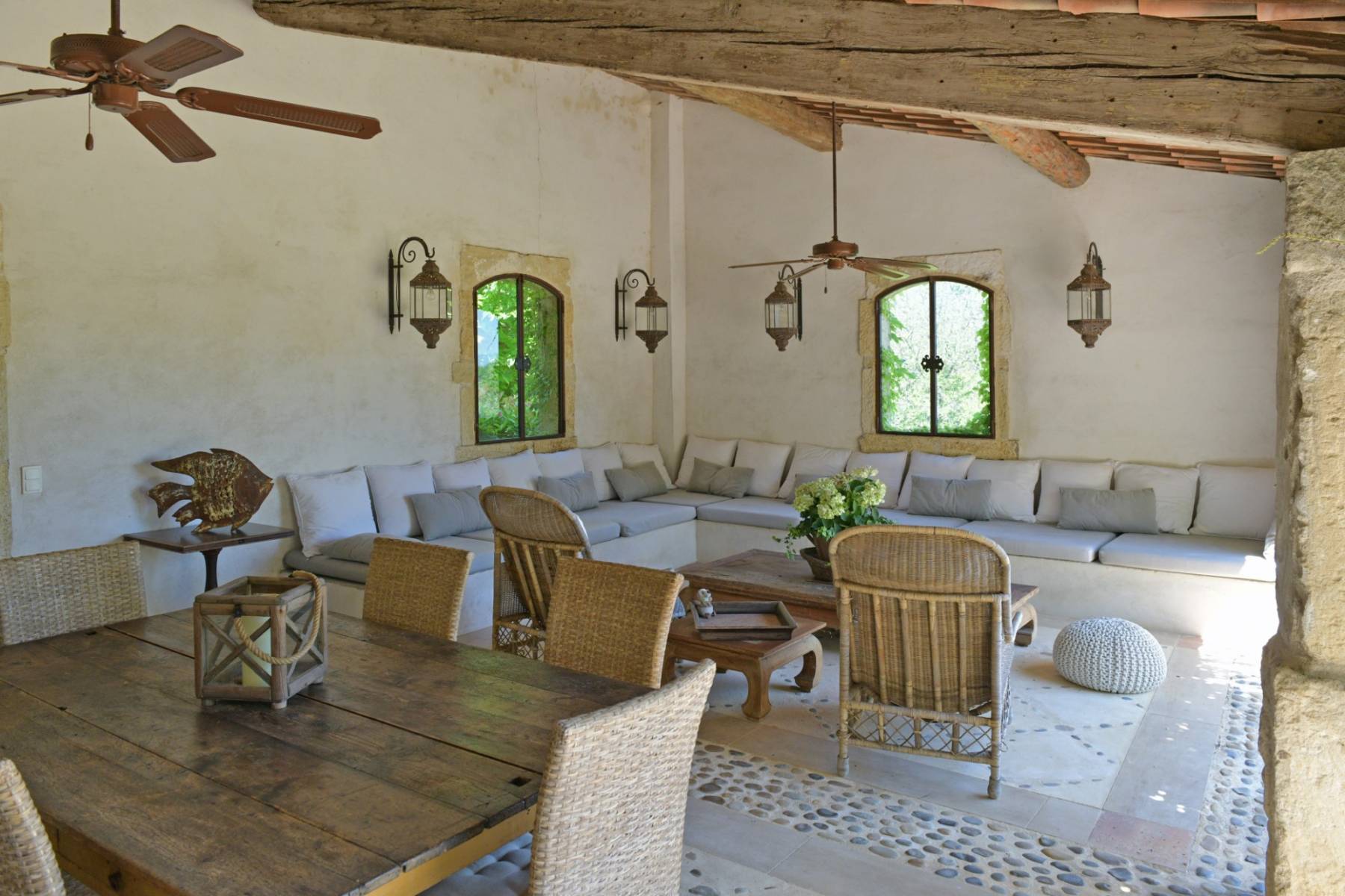 EXCLUSIVITE - Rare et élégante propriété de charme sur 9 hectares de Provence   