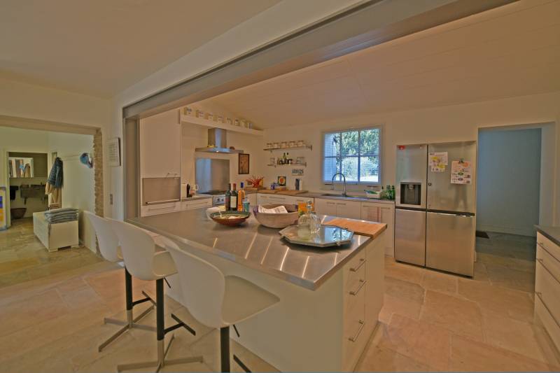 Belle propriété familiale composée d’un mas de charme rénové, avec piscine et dépendances, idéalement située au pied du Luberon.
