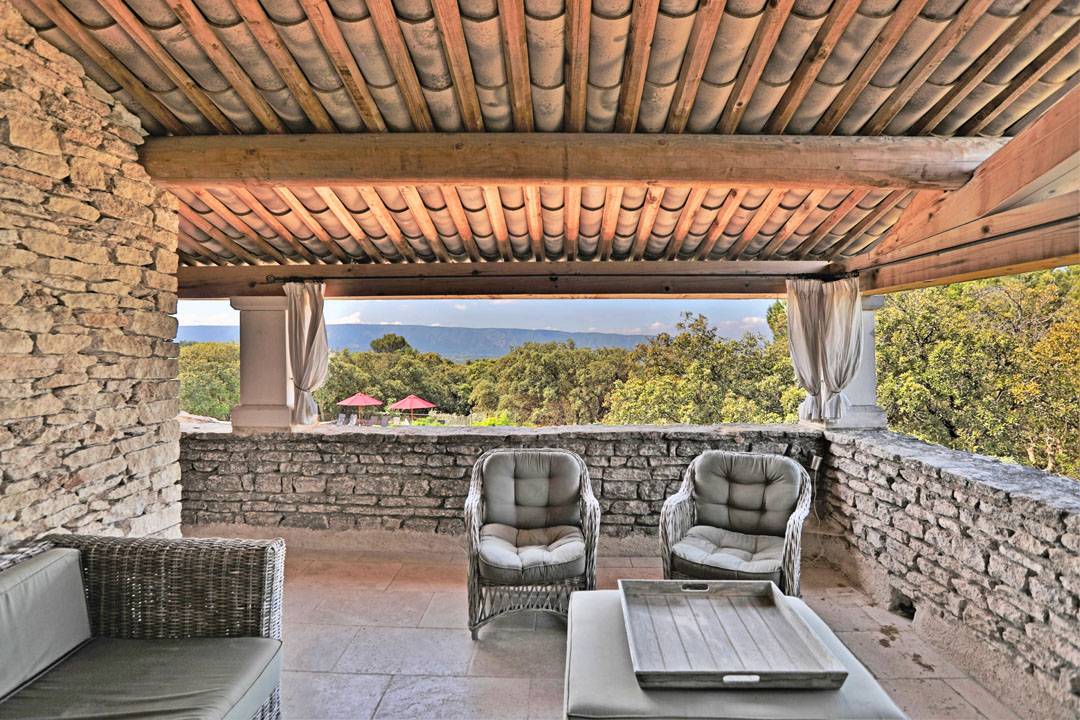 Gordes, maison 6 chambres avec dépendances sur superbe terrain clos   