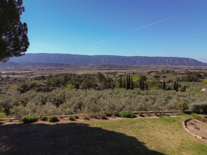 La façade sud découvre une vue exceptionnelle et panoramique sur le Luberon.