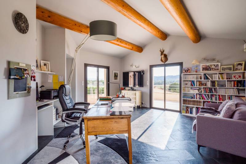 Villa contemporaine avec piscine, pool house sur grand terrain paysagé et vues sur le Luberon à proximité de Roussillon