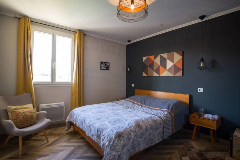 A la vente à Roussillon, au cœur du Luberon, villa contemporaine avec piscine et très belle vue.