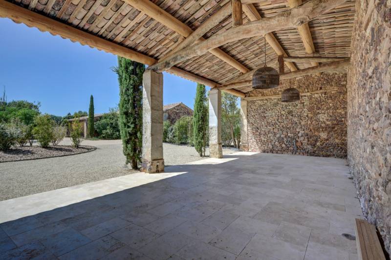 A la vente, bastide et corps de ferme rénovés avec dépendances, sur plus de 4,3 hectares, à proximité de Roussillon et de Bonnieux